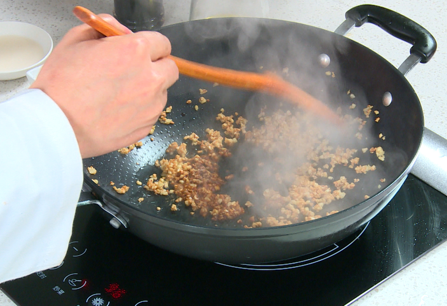 Sauté garlic until golden brown, add light soy sauce, and pour over glass noodles.