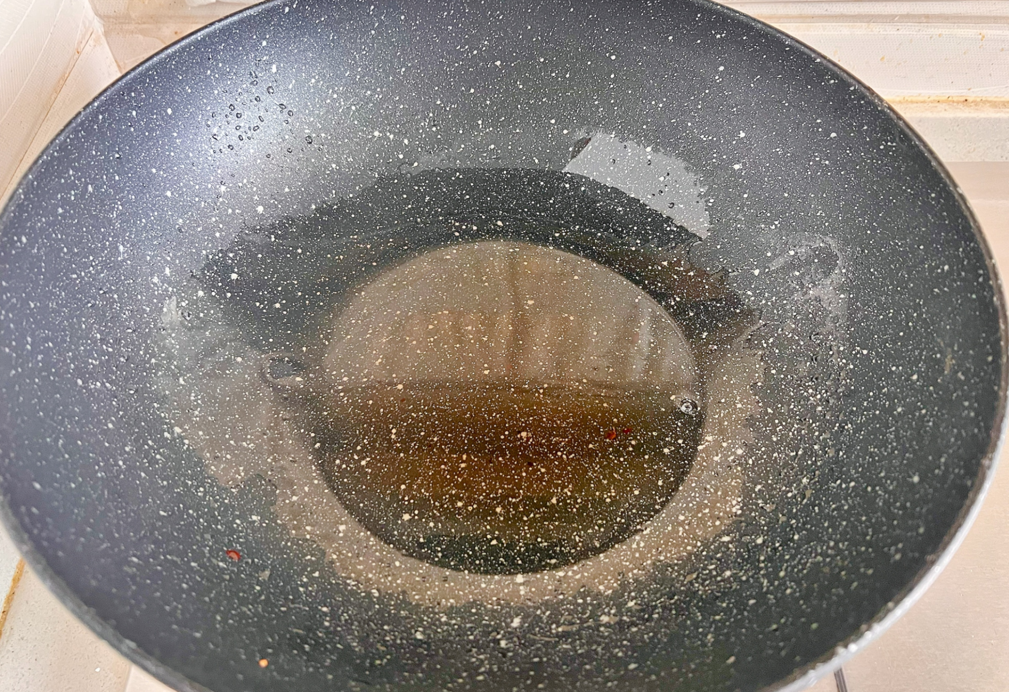 Heat 10g of cooking oil in a pan.