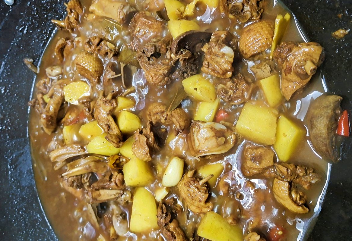 Simmer with salt, oyster sauce, soy sauce, and chicken seasoning for 20 minutes.