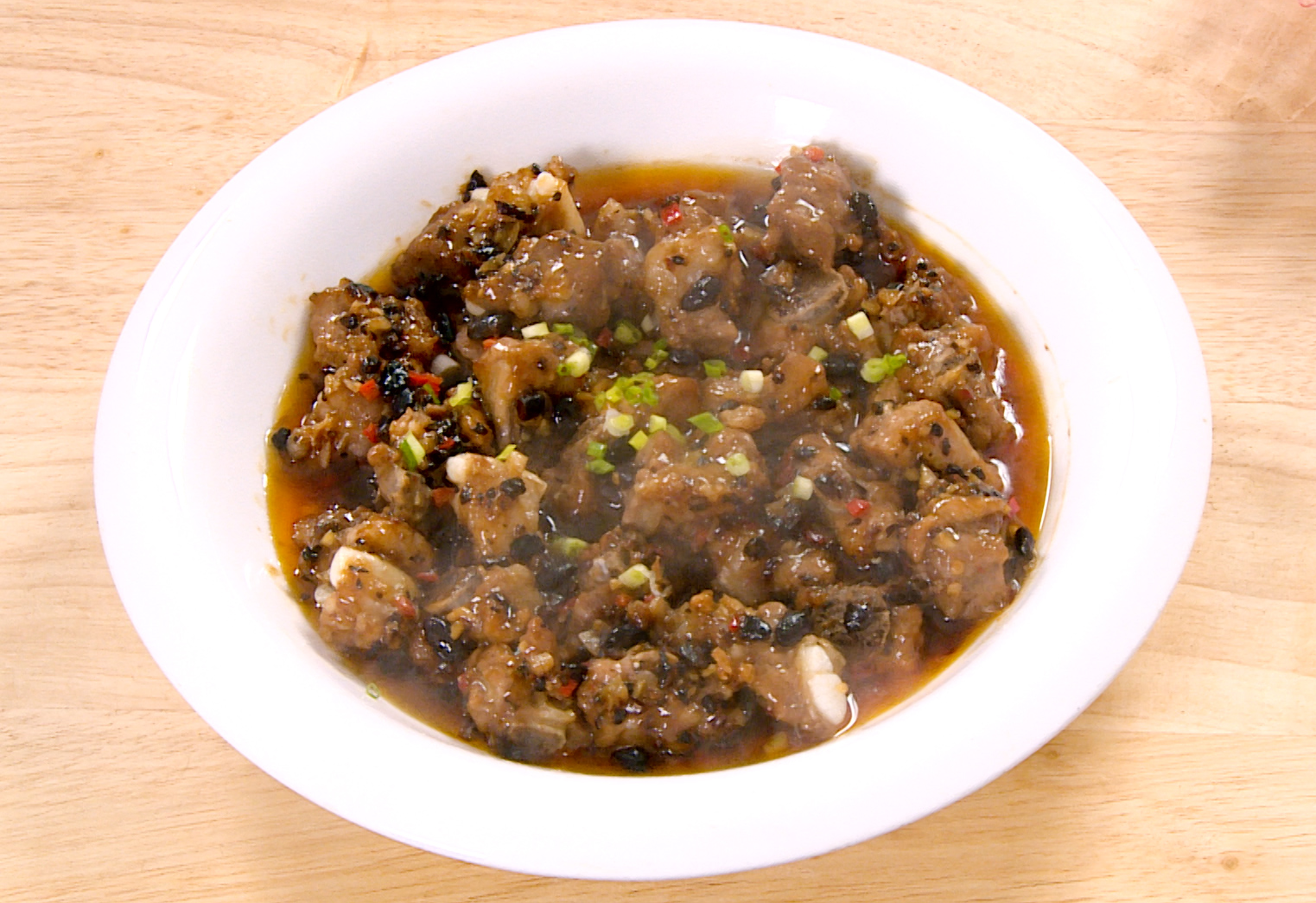 How to serve steamed ribs garnished with green onions with rice.