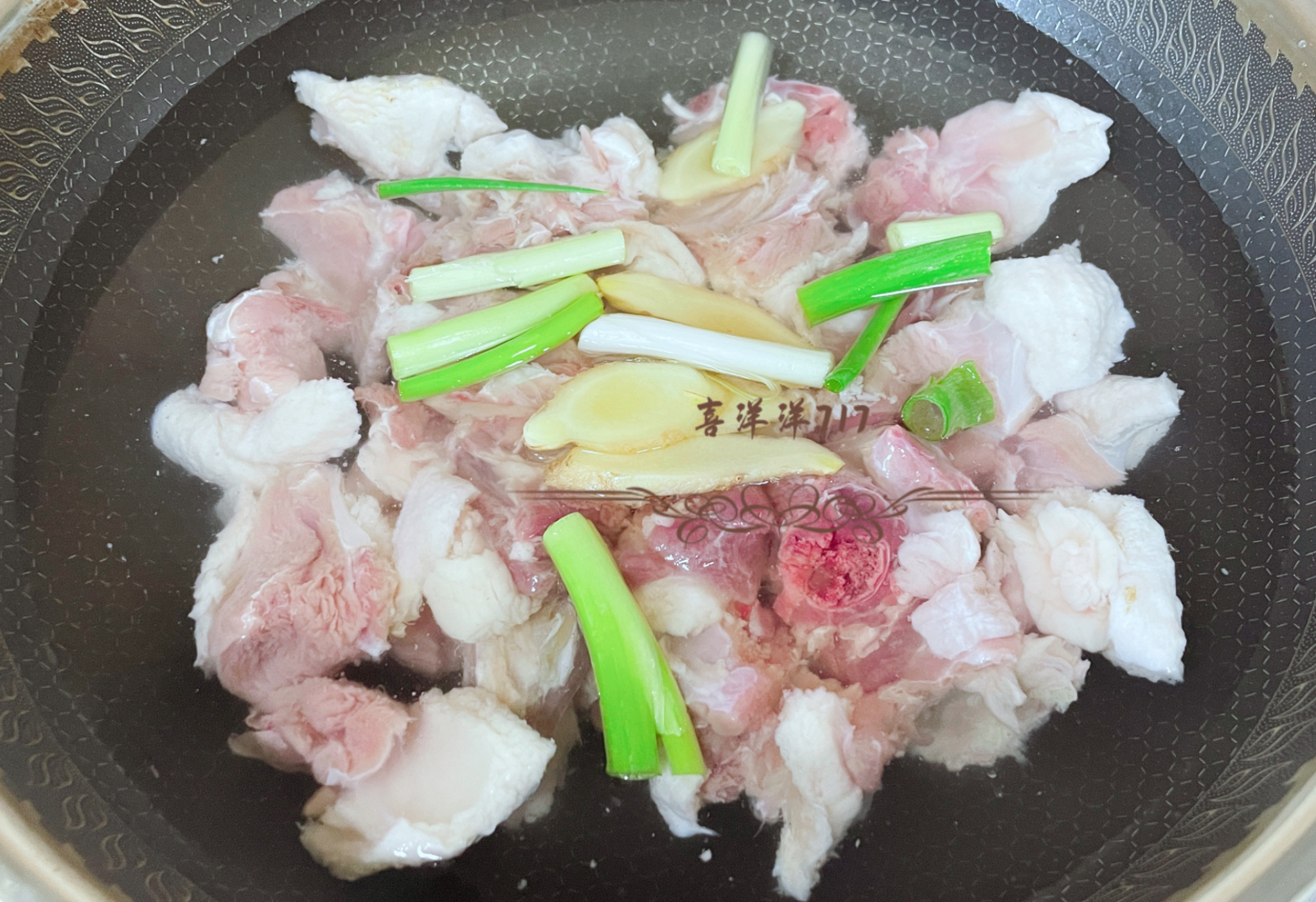 Boil duck meat with ginger, green onion, and wine, then simmer for 5 minutes and rinse.