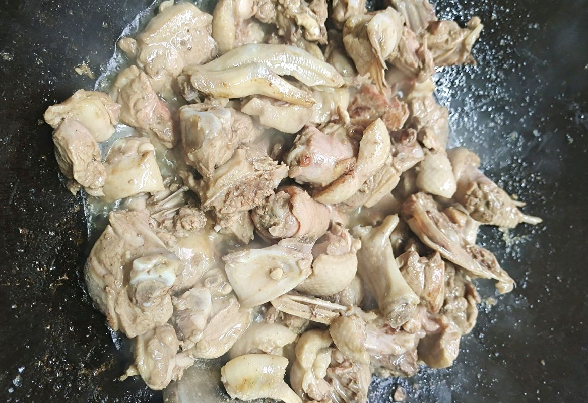 Fry duck in hot oil until cooked.