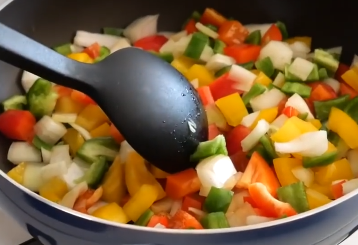 Heat pan. Add 10g oil. Stir-fry onion, green pepper, bell pepper.