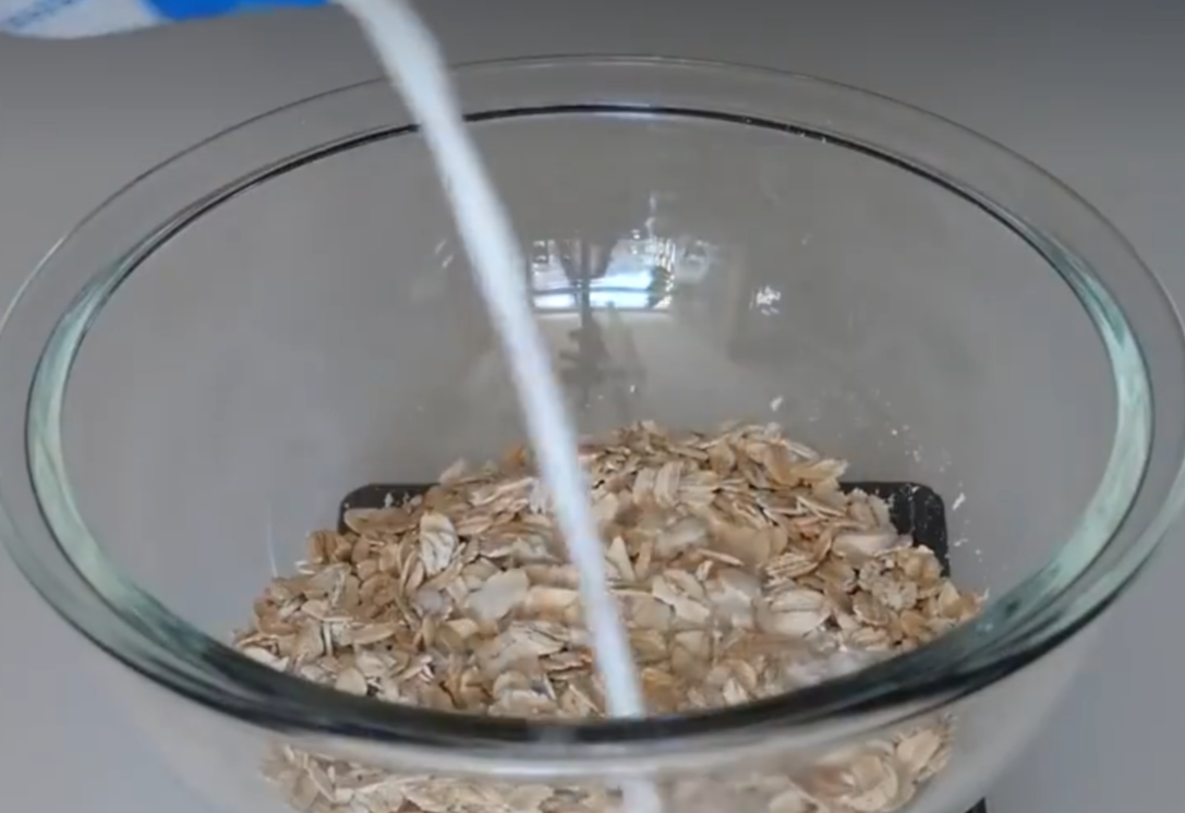 Instruction: Pour 60g milk into oats, stir, and set aside.