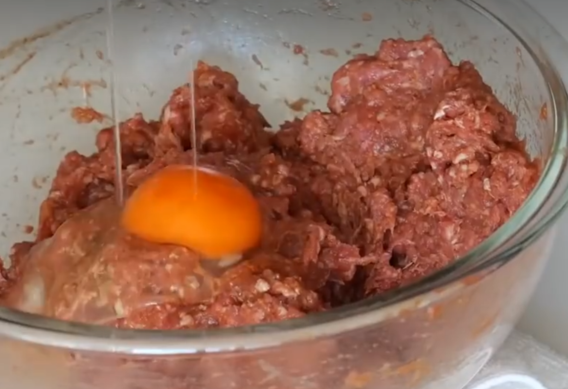 Mix one egg weighing around 60g into the mixture.