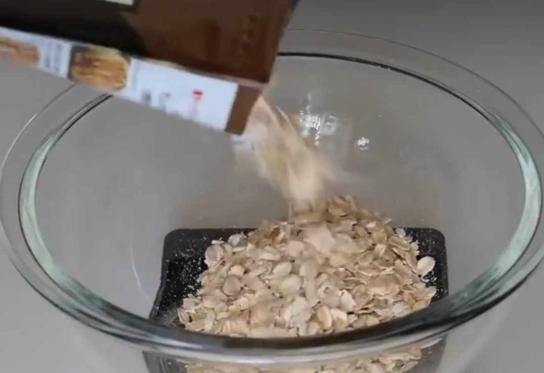 To make oatmeal, use 60g of oats in a bowl; an electronic scale is recommended for accuracy.