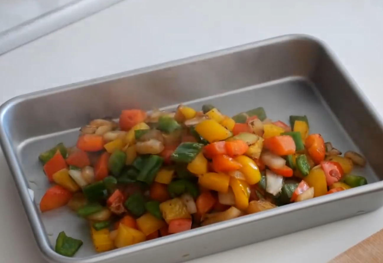 Stir-fry vegetables for 3 minutes, remove and set aside.