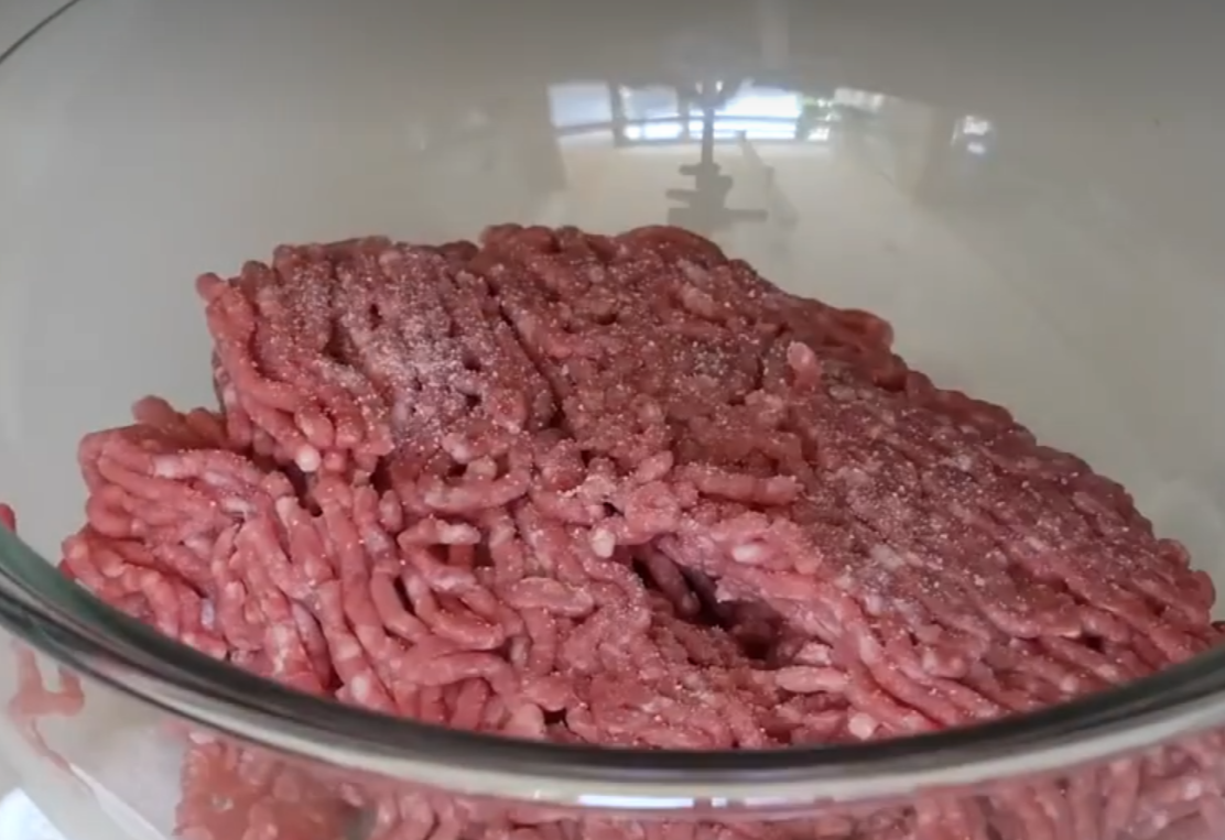 Mix 250g ground pork & 250g ground beef in a bowl.