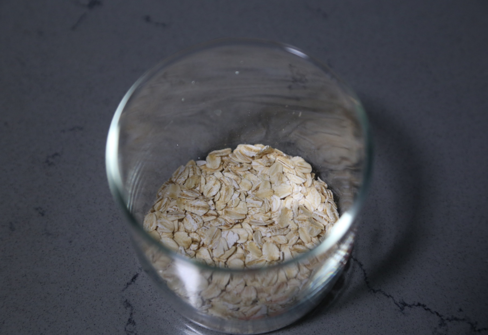 Layer oats (17g) at container bottom.