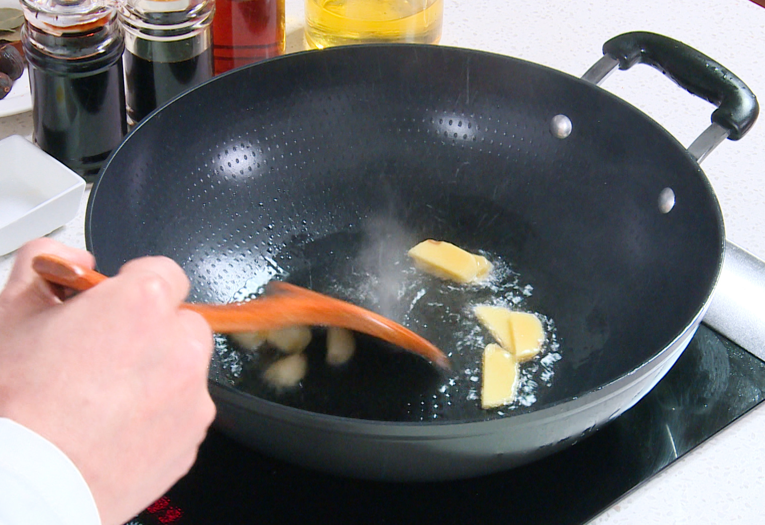 Sauté ginger and garlic in oil until fragrant.