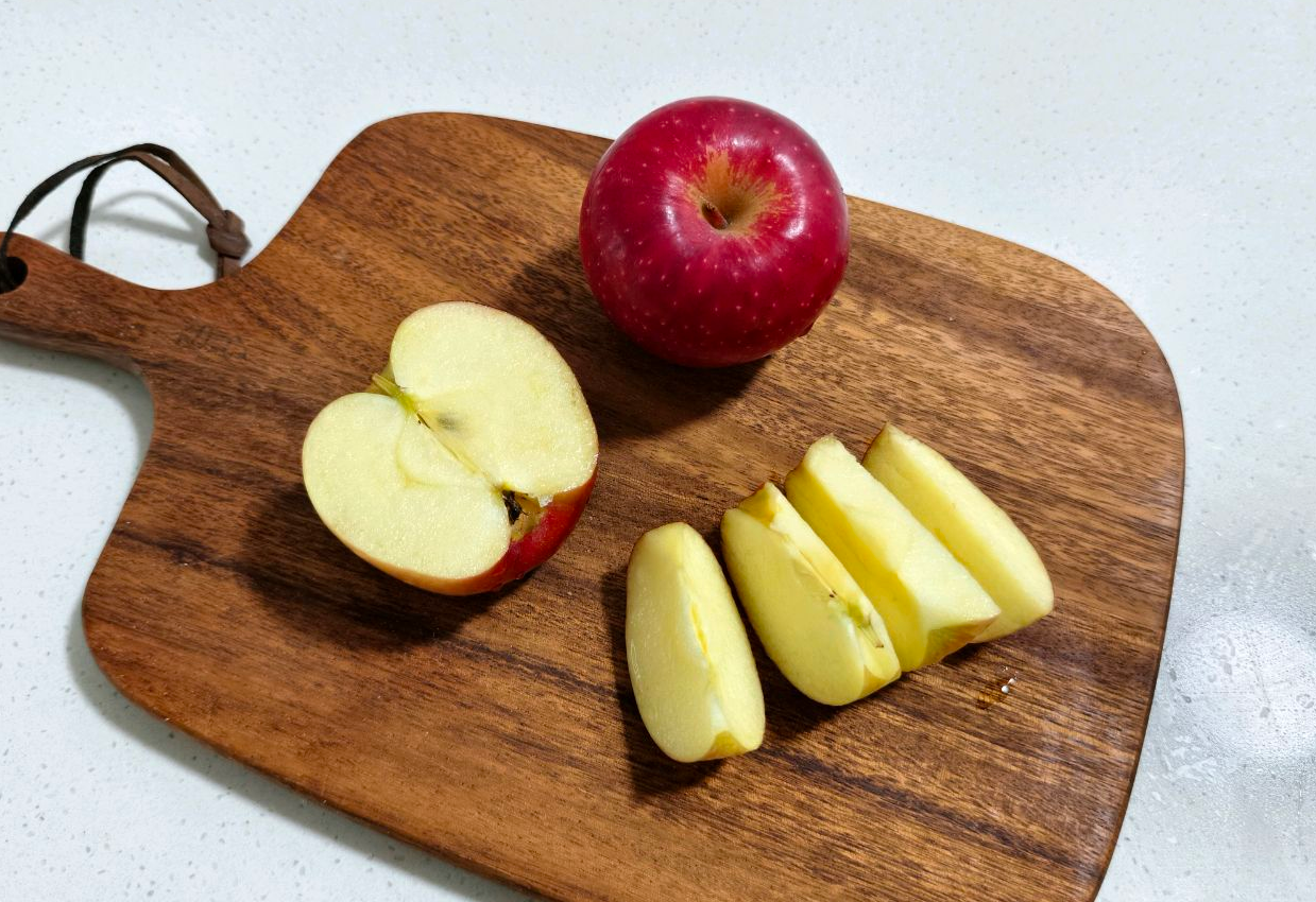 Wash, core, and chop apples evenly. Opt for crisp varieties. Serve 150g per portion.