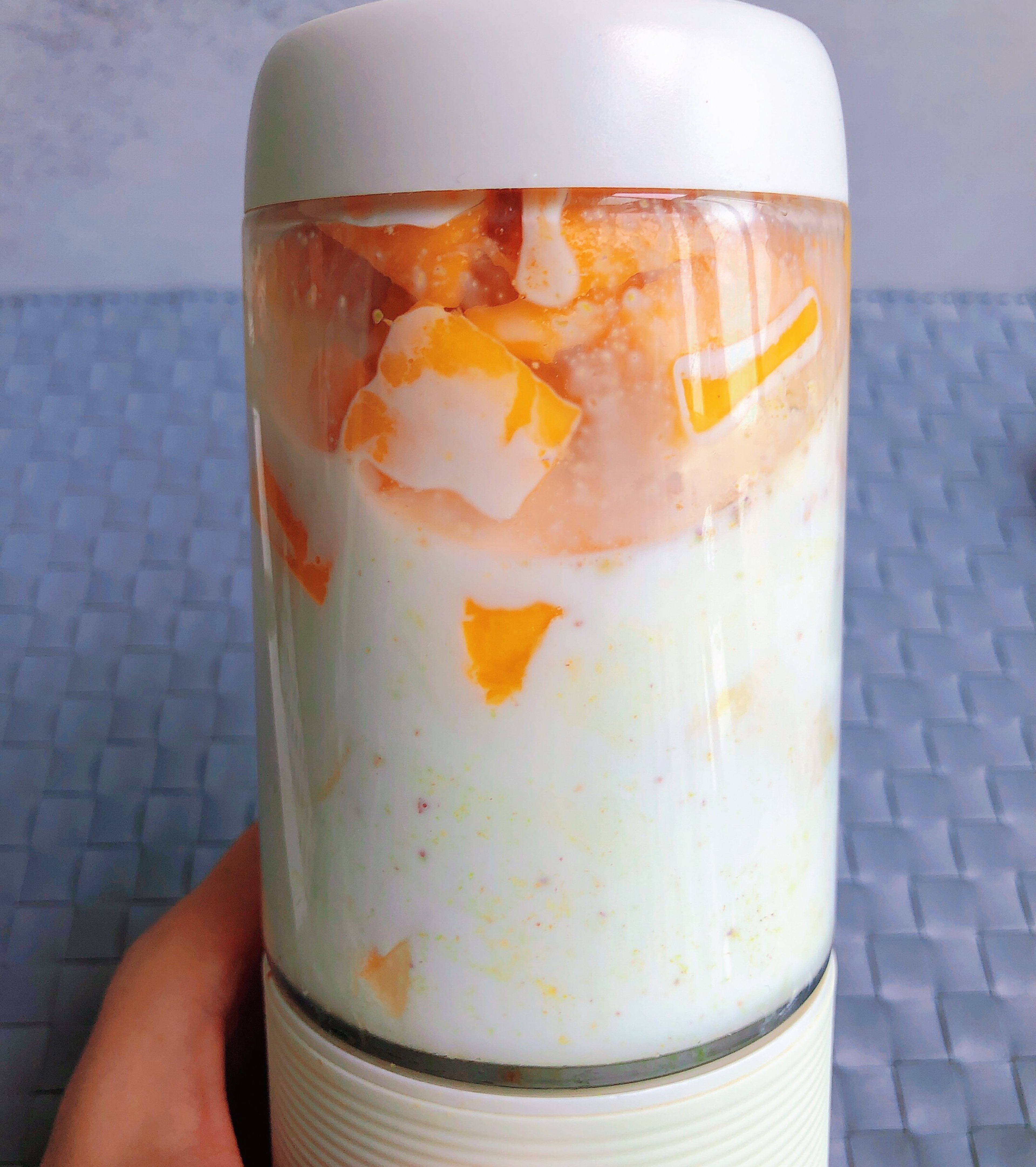 Blend mango, pistachios, banana, and milk for a delicious smoothie.