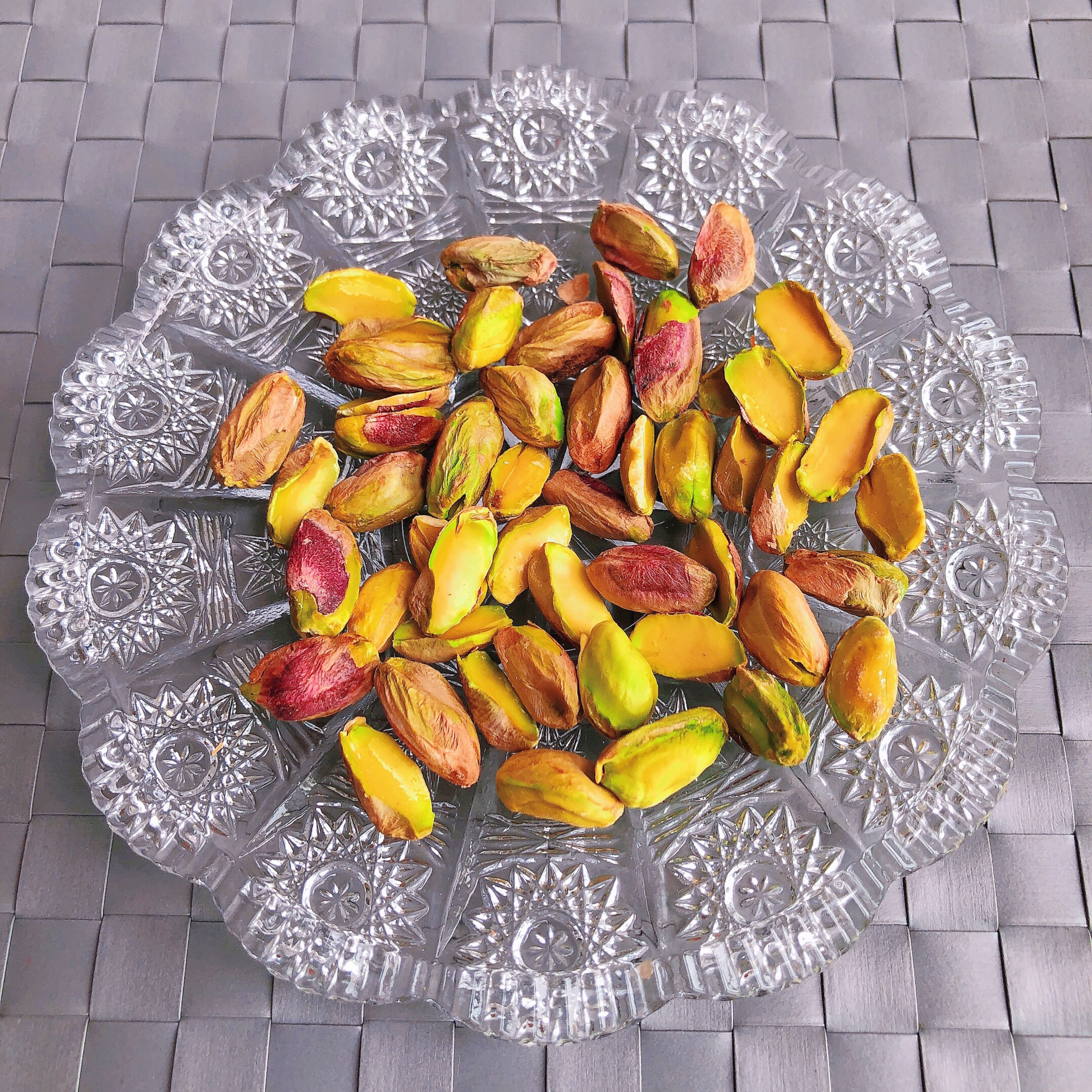 Shell 50g of pistachios, crush 2-3 nuts for later use.