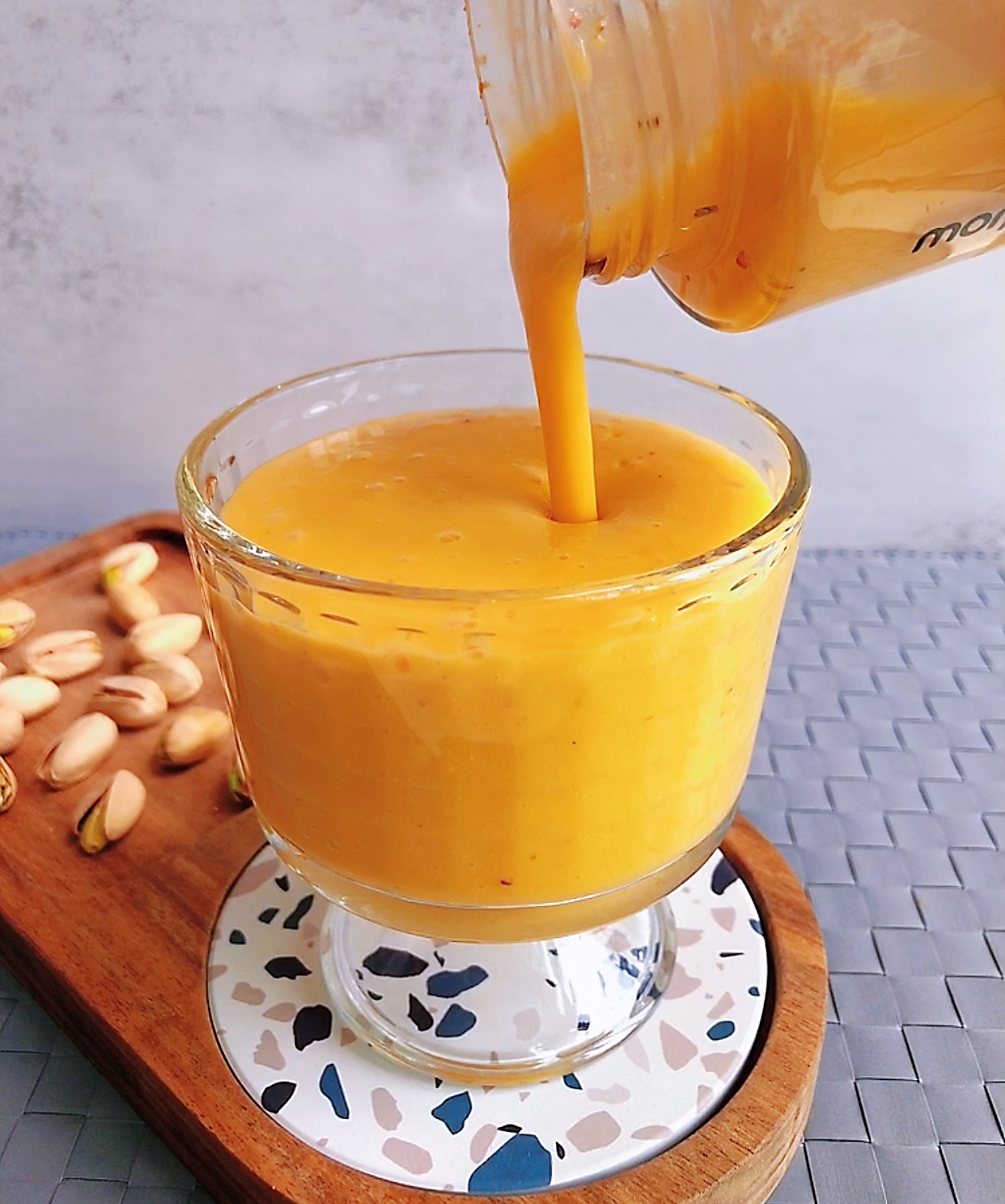 Instruction to pour blended mixture into a glass.