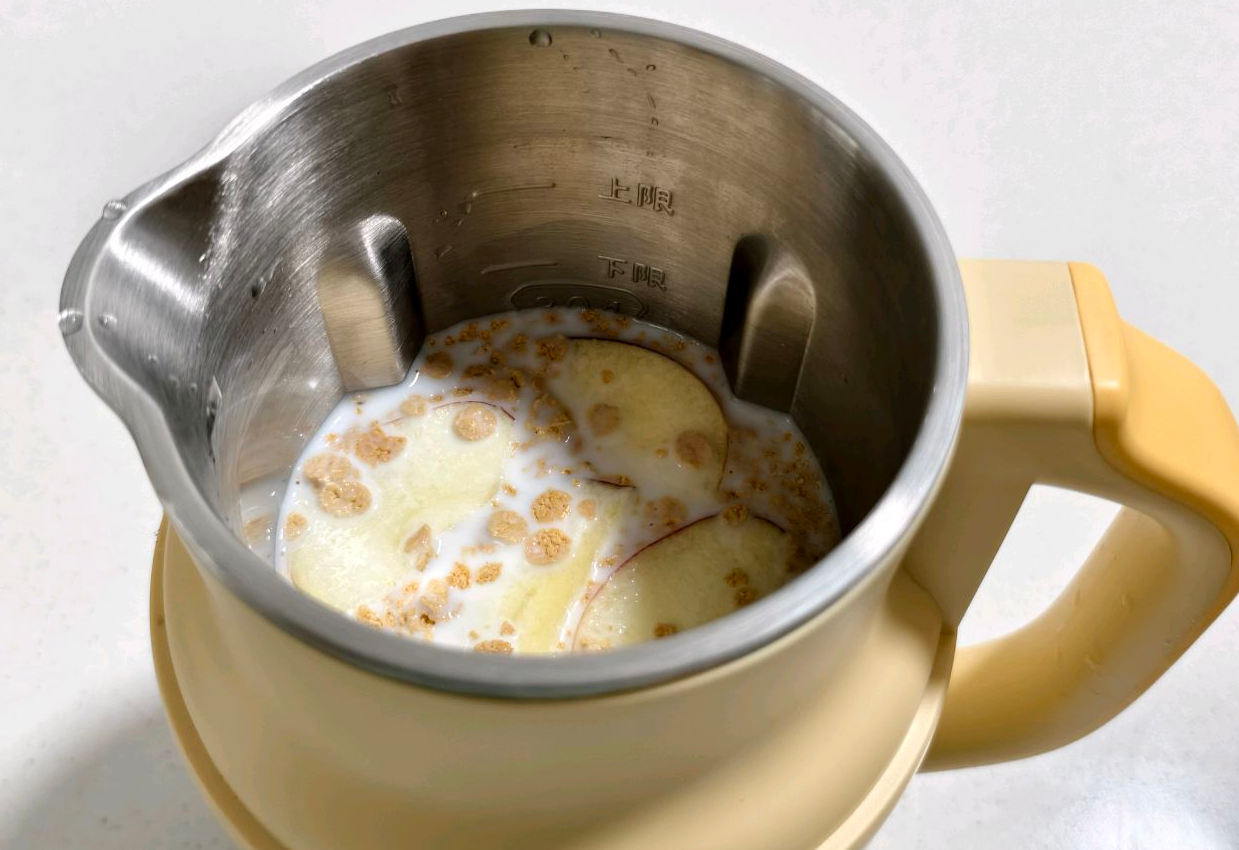 Blend apple, milk, quinoa flakes, and water in a clean blender.