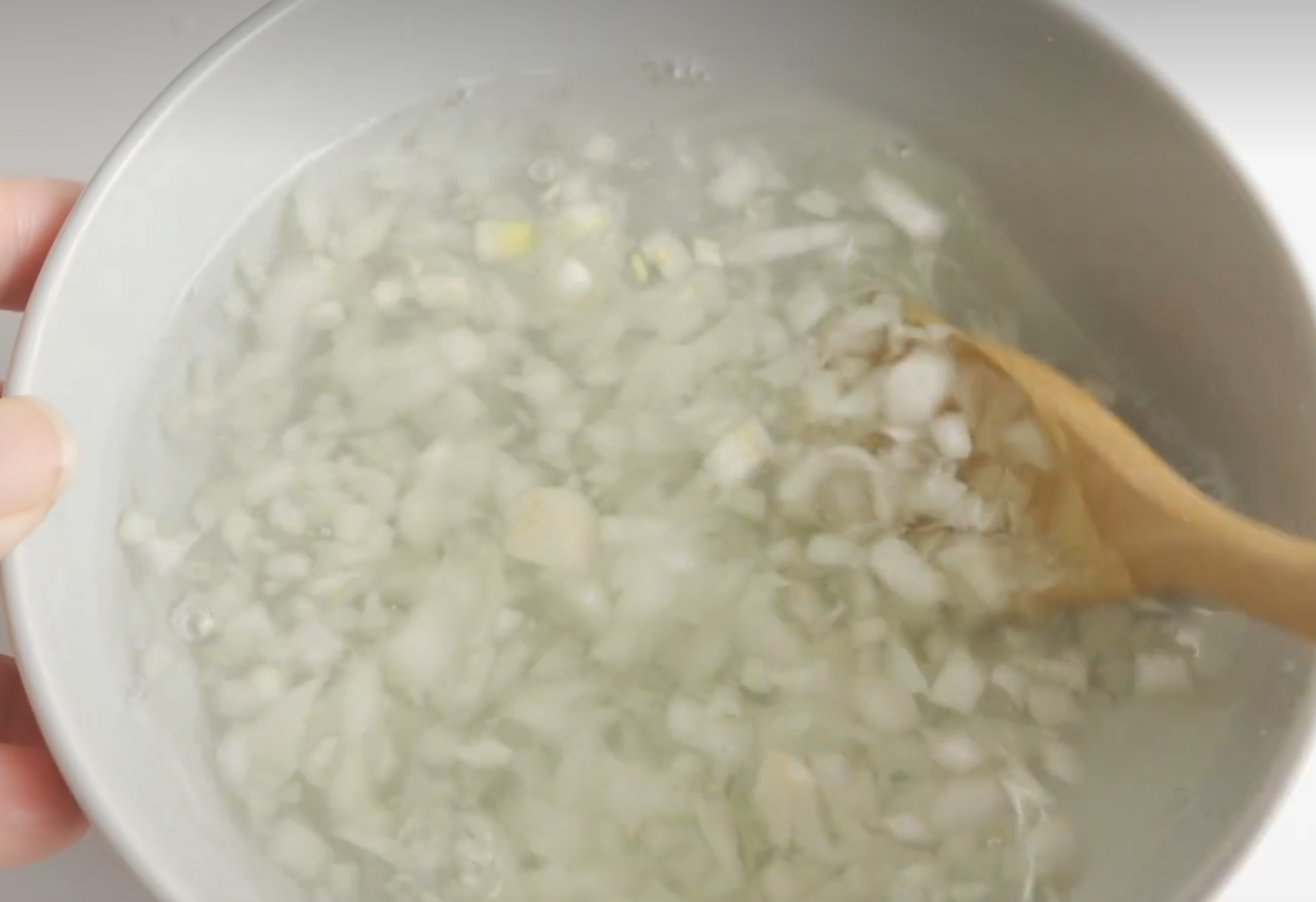 Rinse onion in cold water and drain after 15 minutes.