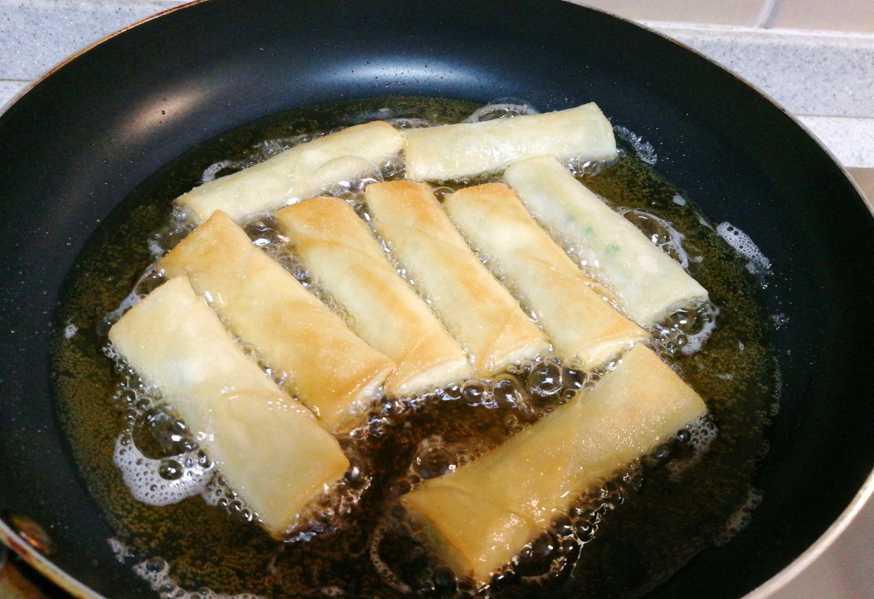 Frying the spring rolls