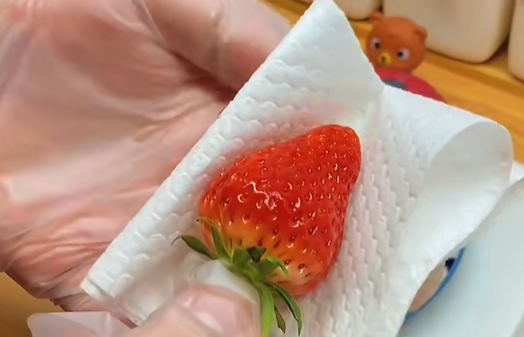 Wipe off the moisture from the strawberries