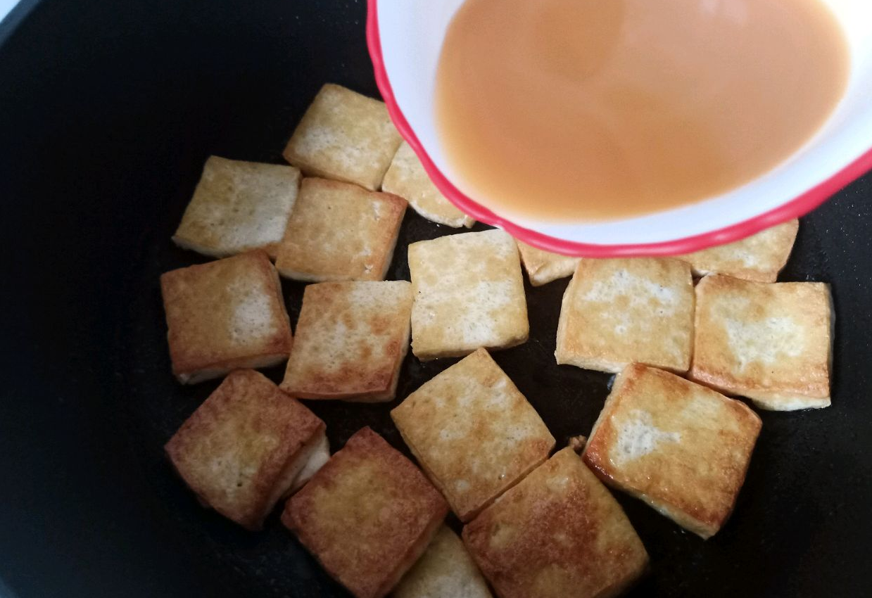 Pour the cornstarch mixture into the tofu and cook.