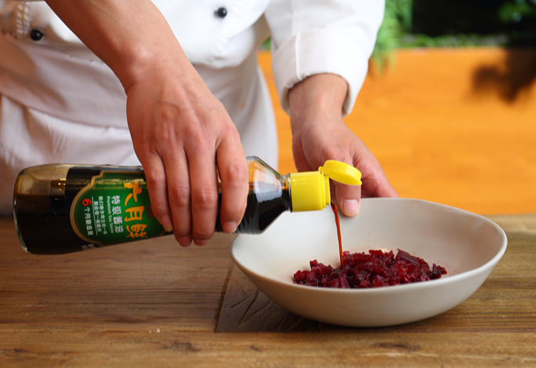 Mash 25g of beetroot and season with 3ml of soy sauce.