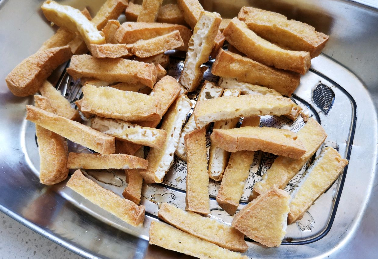 Once fried, cut the tofu cubes in half.