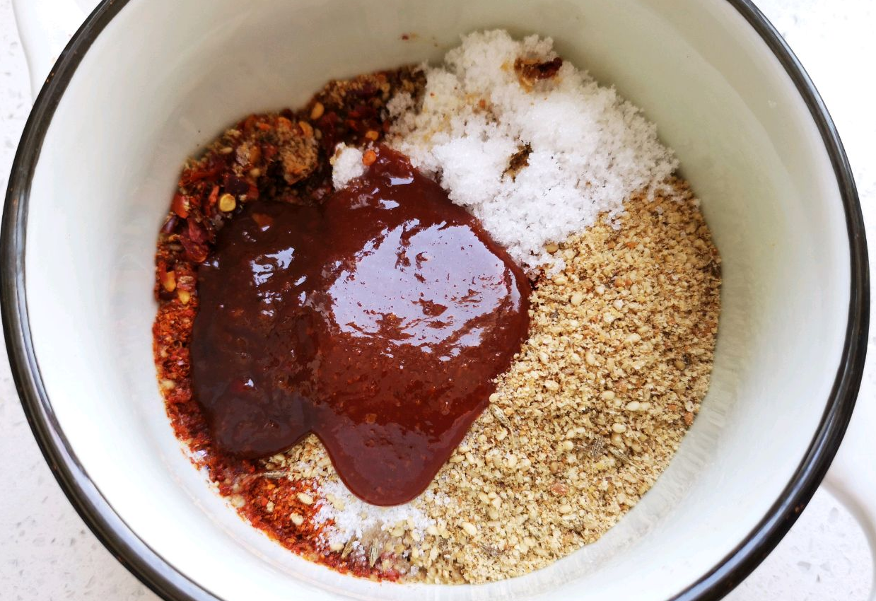 chili powder, barbecue sauce, barbecue seasoning, 8sugar, hot sauce, salt, vinegar.