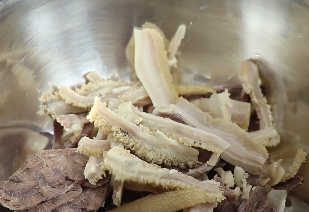 Transfer the sliced beef shank and tripe to a bowl.