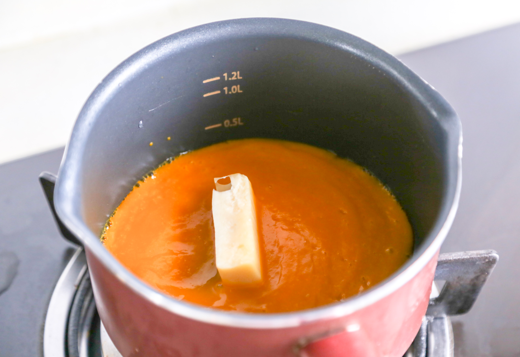 Pour the pumpkin puree into a pot, add 30g cheese