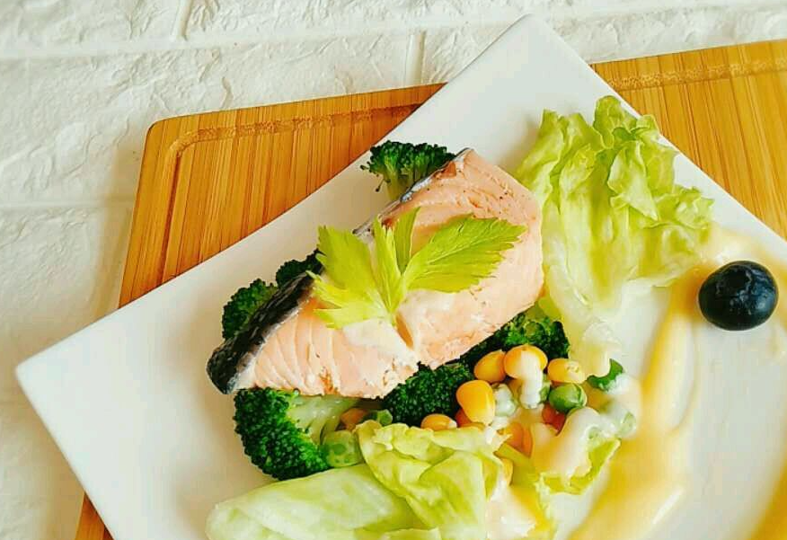 Add salmon the green peas, corn, and lettuce leaves.