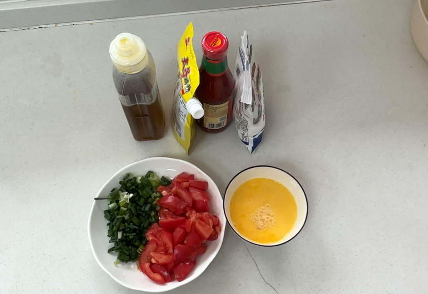 Tomatoes,Eggs,Green Onion,Cooking Oil, Salt,Tomato Ketchup