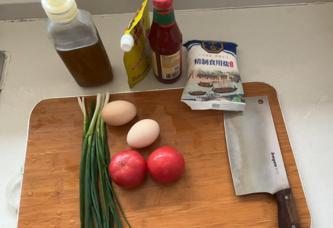 Tomatoes,Eggs,Green Onion,Cooking Oil, Salt,Tomato Ketchup,Chicken Bouillon.