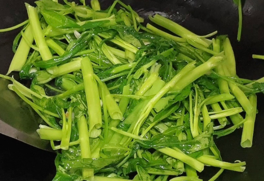 Stir-fry water spinach