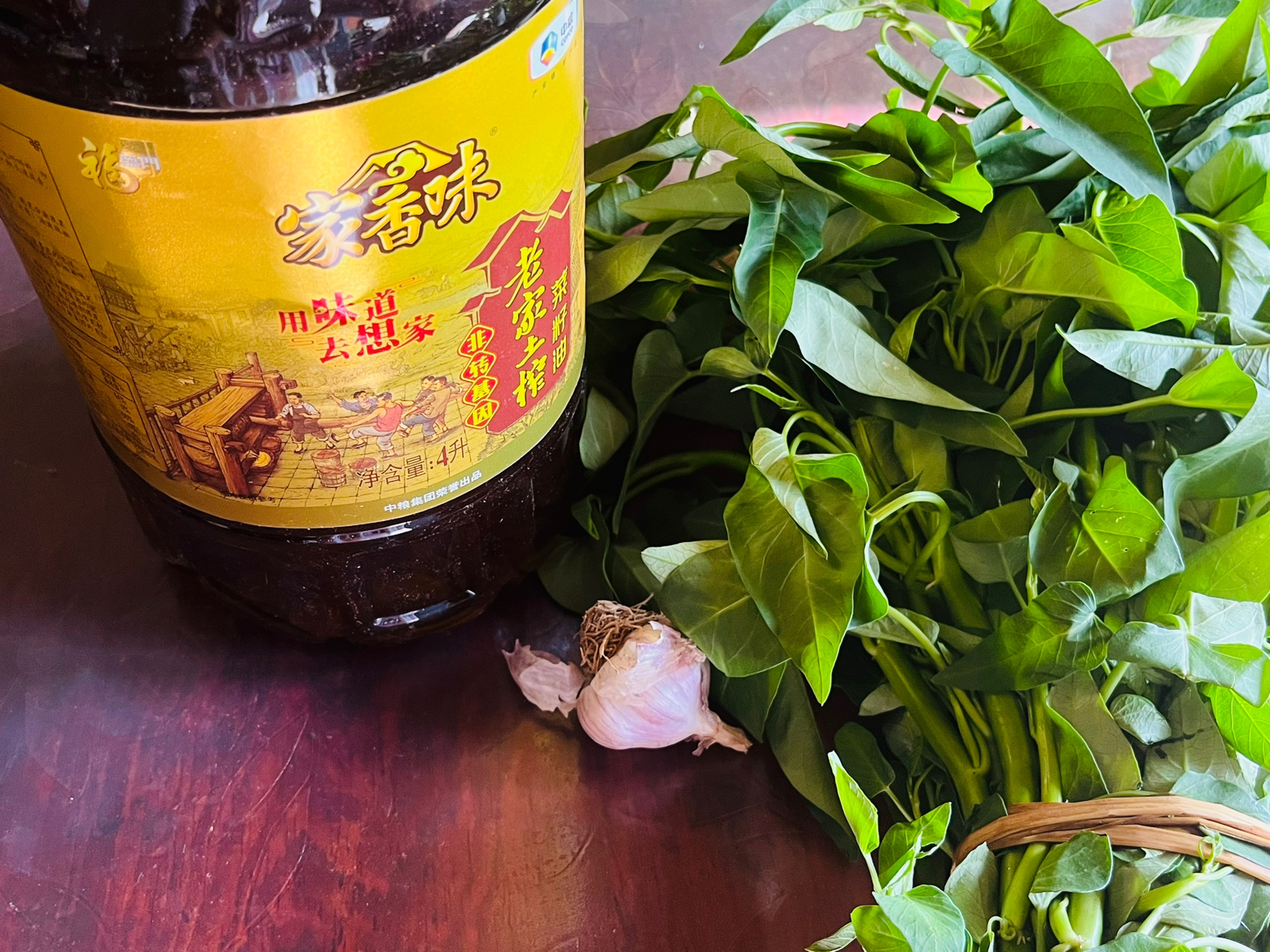 canola oil, water spinach (Rau Muong), garlic.