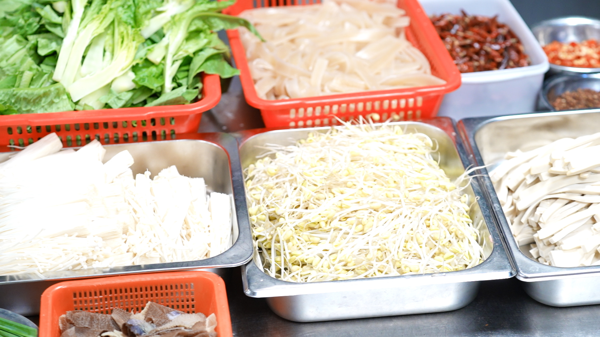 noodles,tofu,enoki mushrooms,chili peppers