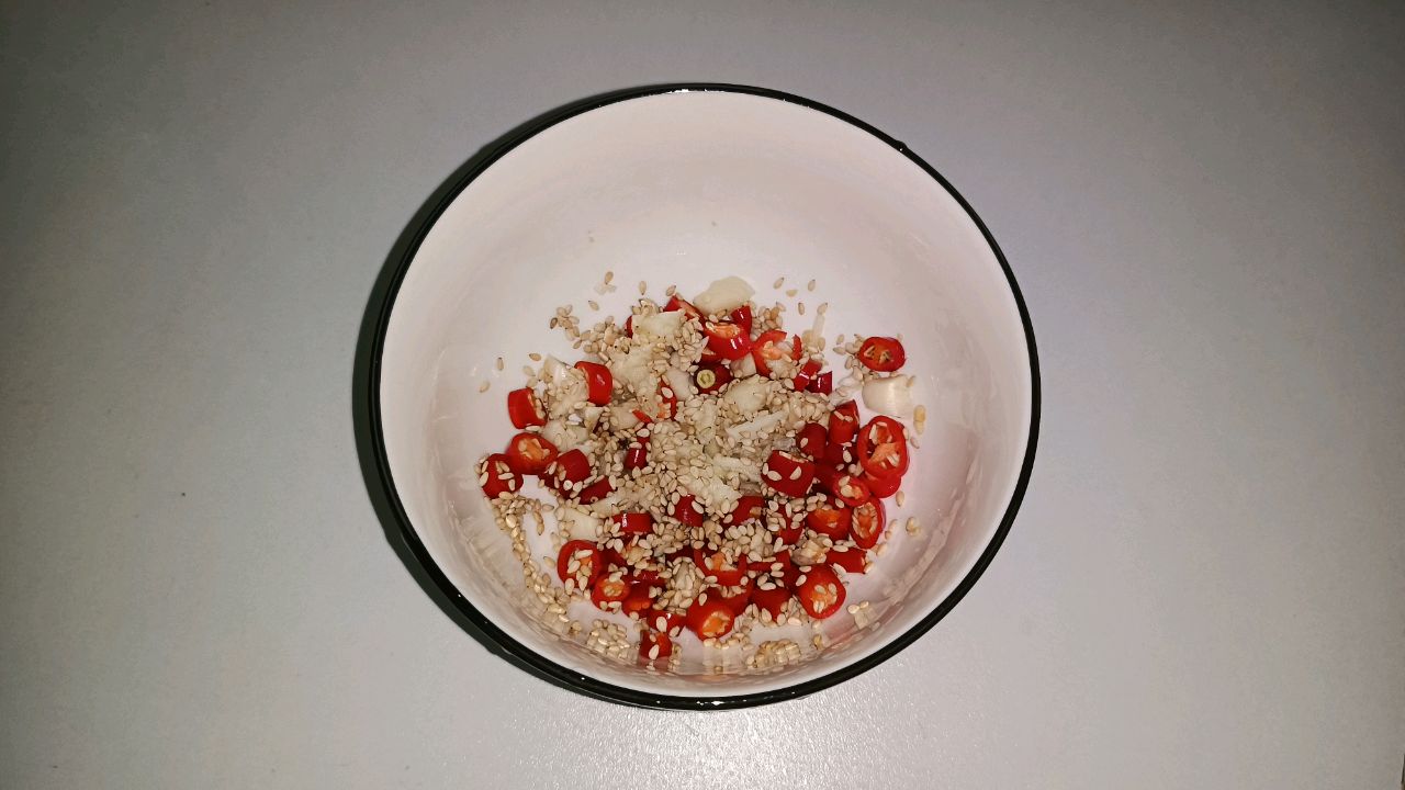 garlic,chili peppers,white sesame