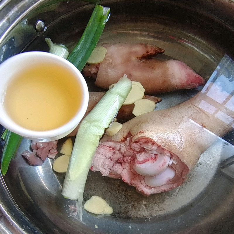 Pig Trotters,cooking wine,green onion,ginger