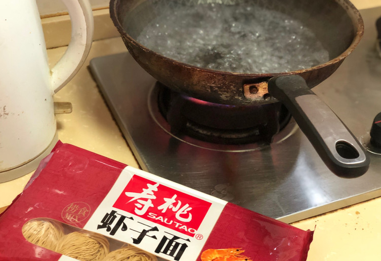 boil 50g of wonton noodles