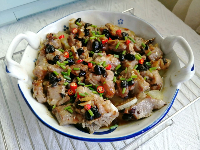 the ribs and garnish with chopped chili peppers and green onions.