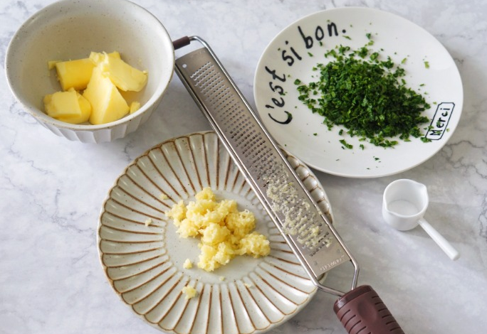 Mince the garlic and chop the parsley leaves