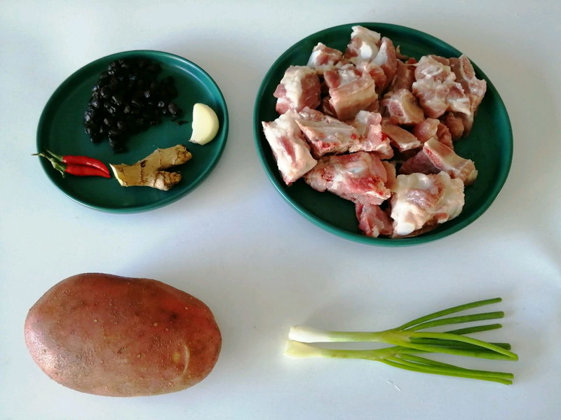 pork ribs,potato,chili peppers,green onions,garlic