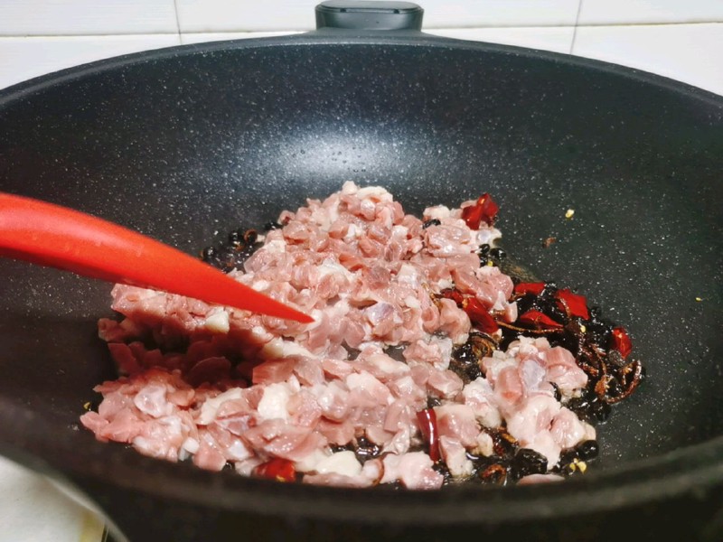 add the beef cubes and stir-fry evenly