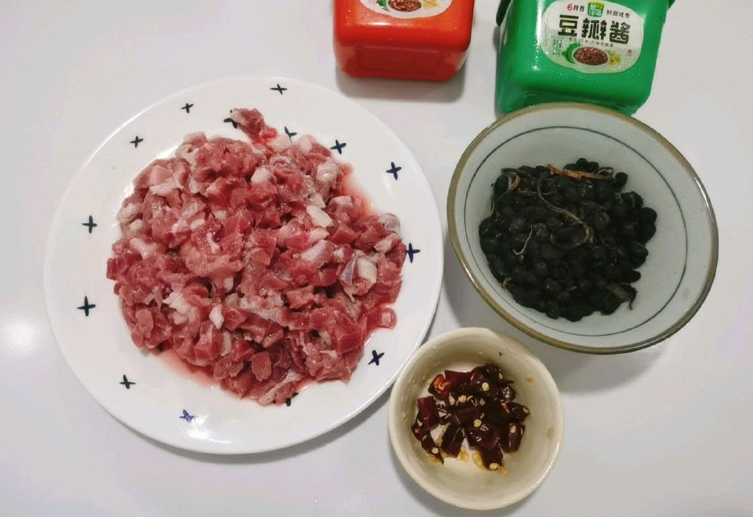 beef, fermented black beans, dried chili peppers, garlic.