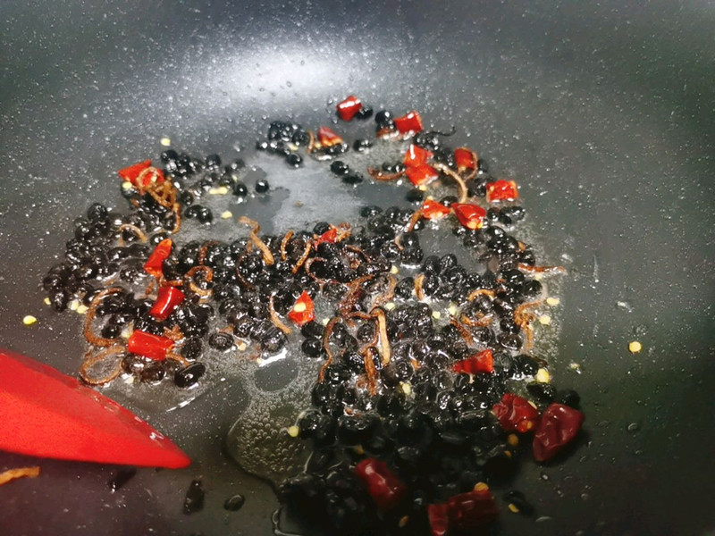 chili pieces, minced garlic, and fermented black beans