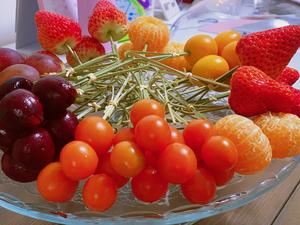 grapes,strawberries,cherry tomatoes,oranges,cherries