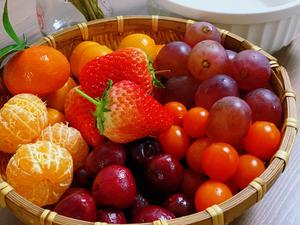 grapes,strawberries,cherry tomatoes,oranges