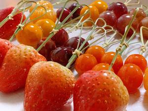 strawberries,grapes,cherry tomatoes,oranges,cherries