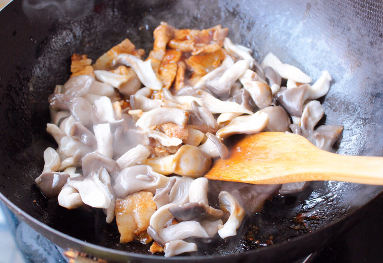 Stir-fry mushrooms and pork slices