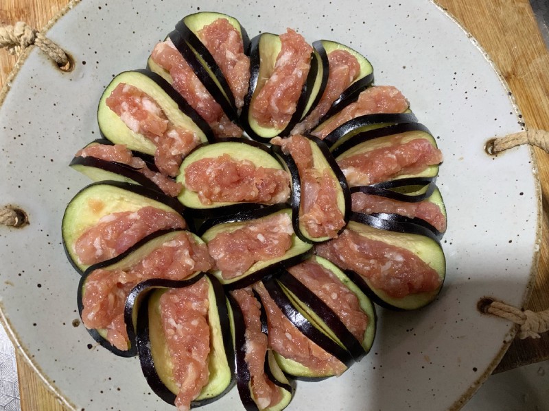 Place the minced meat in the center of each eggplant slice