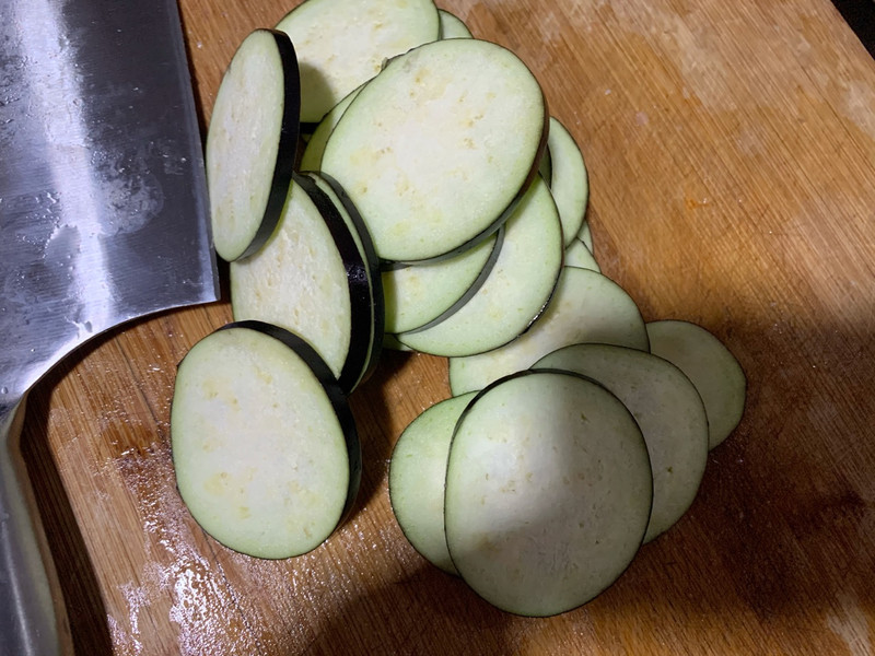 the eggplant into 2-3cm thick pieces 