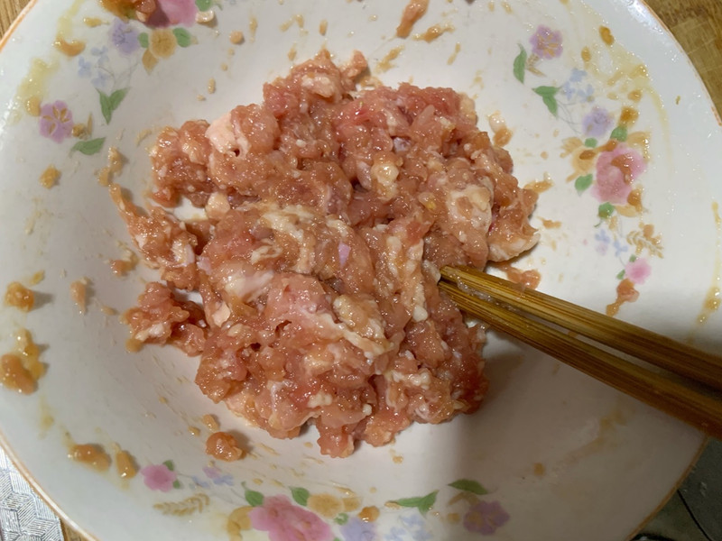 Cut the pork tenderloin into minced meat